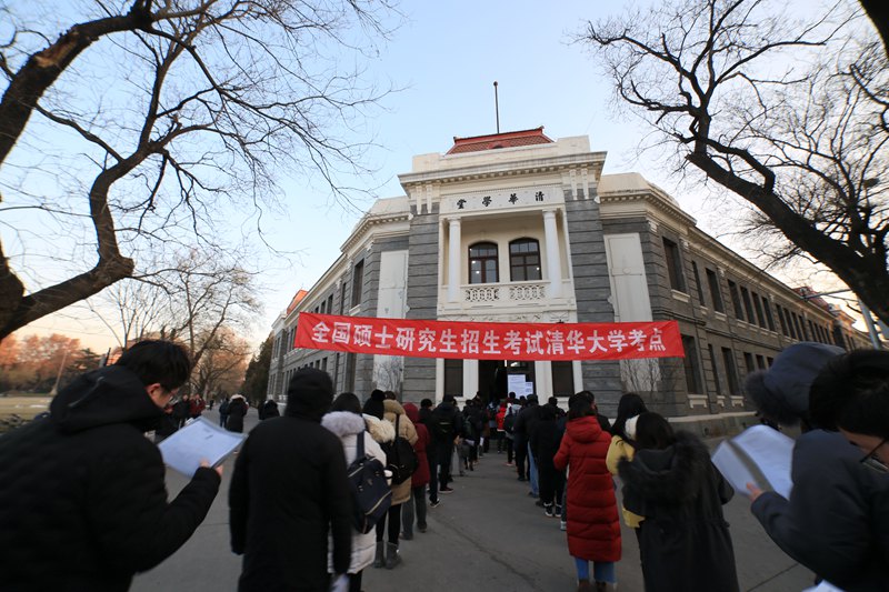 12月21日，清华大学考点，考生们在清华学堂考场进场（何康/摄）