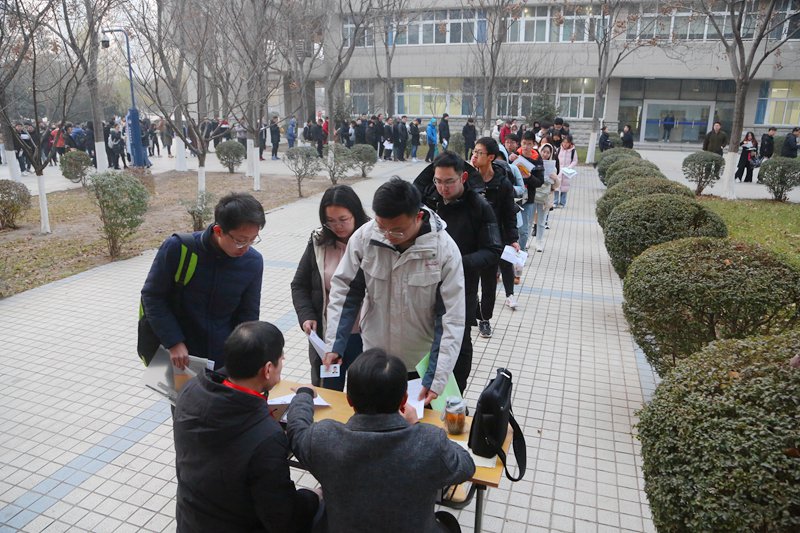 12月21日，西安工业大学考点，考生们排队安检进场（朱莹昱）