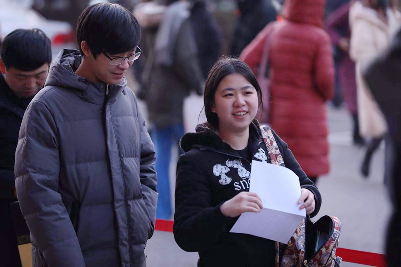 12月21日，北京第二外国语学院考点，排队入场的考生们（唐文清/摄）