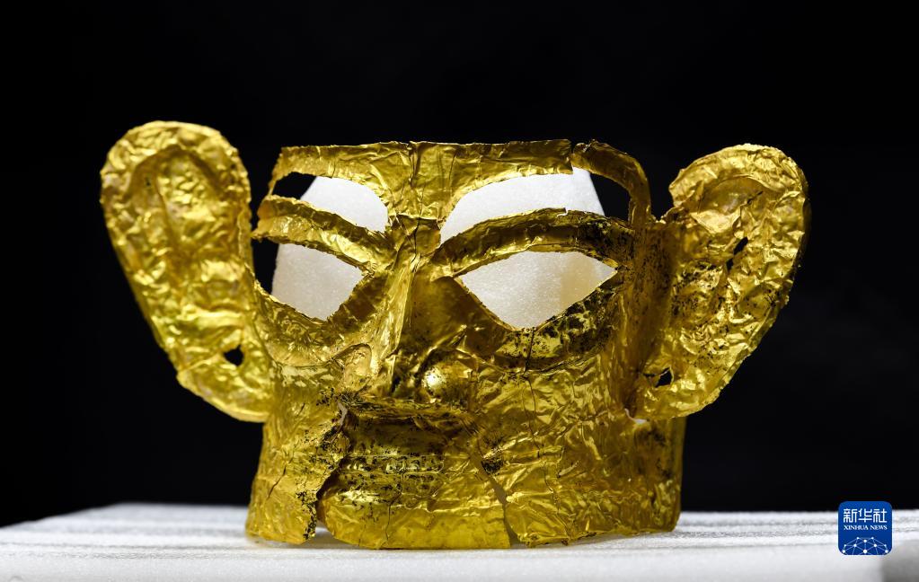 金面具、神坛、玉琮、丝绸……三星堆考古又上新了！