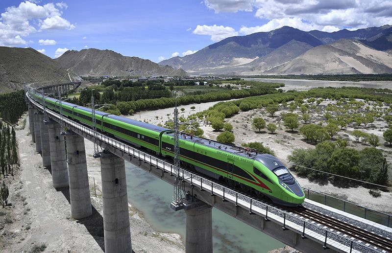 2022年6月22日，复兴号列车行驶在西藏山南境内。